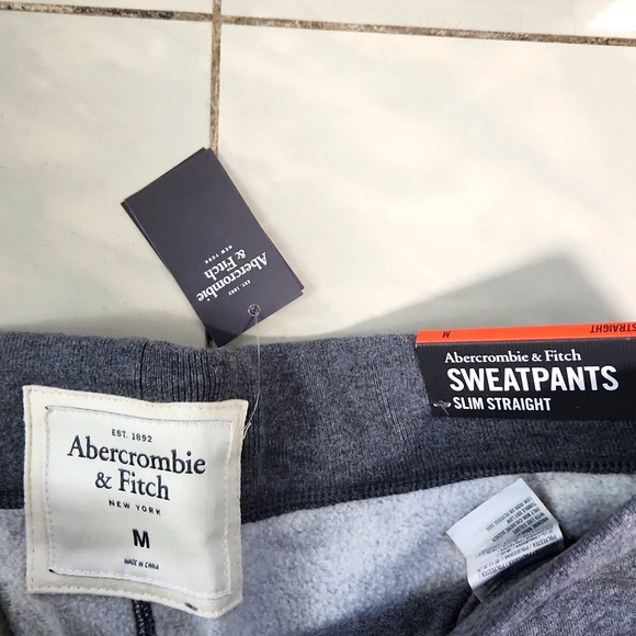 New Abercrombie and Fitch Slim Straight sweatpants size Medium - Picture 3 of 4
